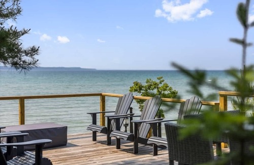 Elk Rapids Casa | Bayshore Waves | On Lake Michigan | Pet Friendly