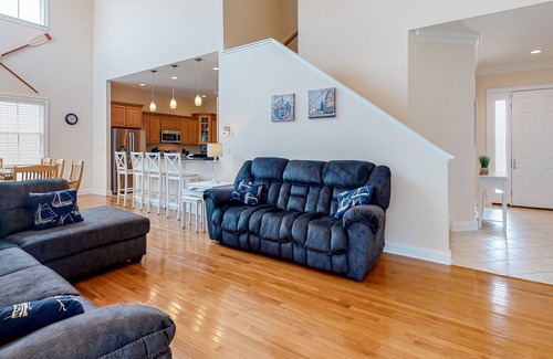 Sun Ridge Casa | Bayside Resort home close to the beach with shared pools & hot tub - dogs OK