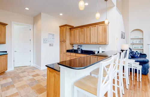 Sun Ridge Casa | Bayside Resort home close to the beach with shared pools & hot tub - dogs OK