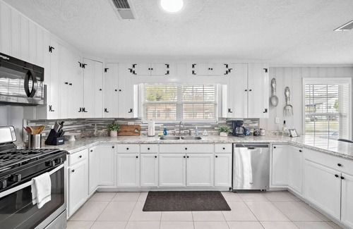 Baytown Casa | Baytown Getaway Patios BBQ Family-Friendly