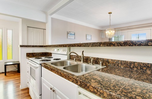 Blaine Casa | Bayview home near the border with a washer/dryer & deck - dogs welcome