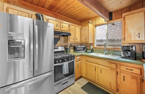 Big Bear City Cabina | BB LAKE<3 Miles Hottub ArcadeGM Poker Firepit BBQ