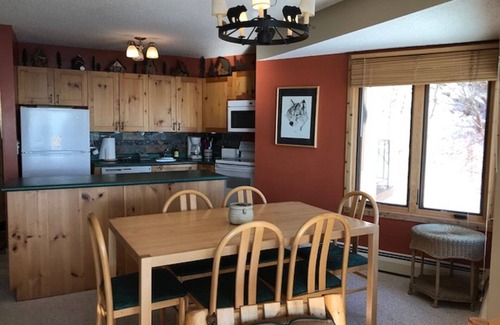 Tofte Condominio | Déjese cautivar por las excepcionales vistas del lago Superior. Encaramado sobre el agua!