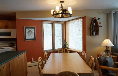 Tofte Condominio | Déjese cautivar por las excepcionales vistas del lago Superior. Encaramado sobre el agua!