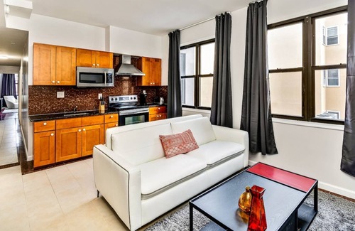 Chinatown Apartamento | Be My Guest, Gorgeous 2BD Next to Reading Terminal