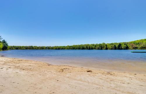 Briar Crest Woods Casa | Beach Access BBQ-Ready Poconos Family Getaway!
