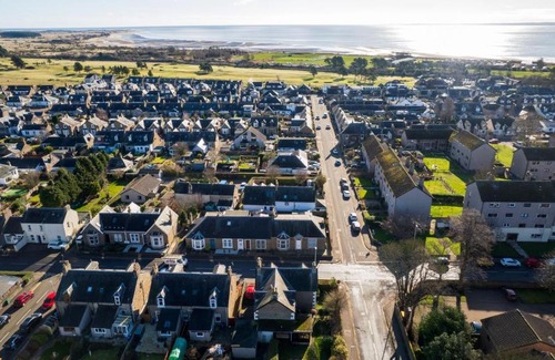 Monifieth Casa | Beach and Golfers Cottage Guests love it here