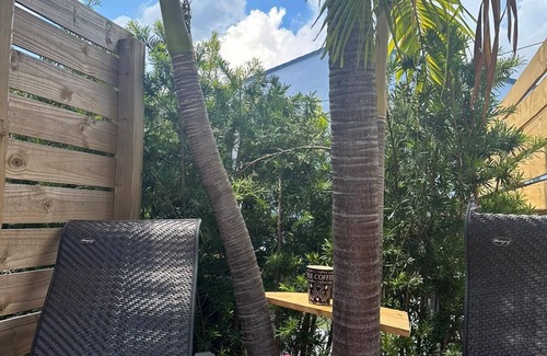 East Fort Lauderdale Cabaña | Beach Cottage, 1 queen Bed+ Kitchenette, Free Parking, Walk to Ocean & Dining!