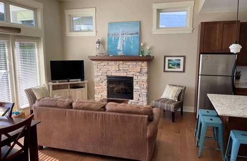 Regional District of Nanaimo Casa | Beach Days & Poolside Relaxing at Qualicum Landing