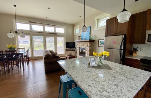 Regional District of Nanaimo Casa | Beach Days & Poolside Relaxing at Qualicum Landing
