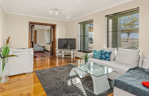 Port Noarlunga South Casa | Beach front home with scenic views