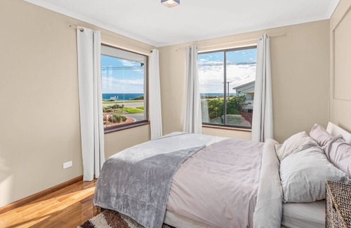 Port Noarlunga South Casa | Beach front home with scenic views