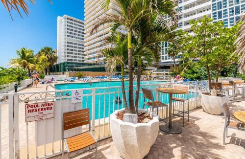 Galt Mile Apartamento | Beach Front 2 Bed Condo - Pool & Tiki Bar
