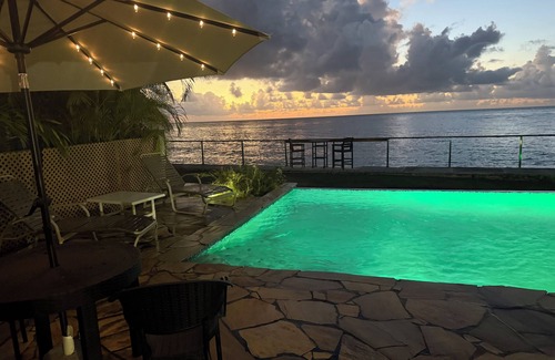 Black Rock Apartamento | Beach front, with infinity pool.