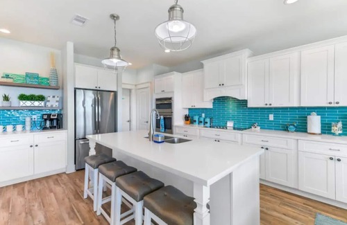 Indian Beach Casa | Beach Getaway. 2 King Beds. Walk to Beach. Fire Pit, BBQ Grill and Ping Pong