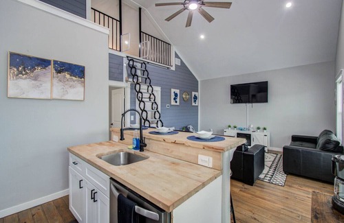 Port Bolivar Casa | Beach Getaway W/Community Pool & 2 King Beds!