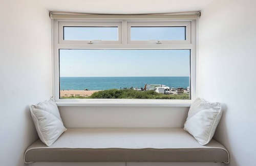 West Bexington Cabaña | BEACH HAVEN, pet friendly, country holiday cottage in West Bexington