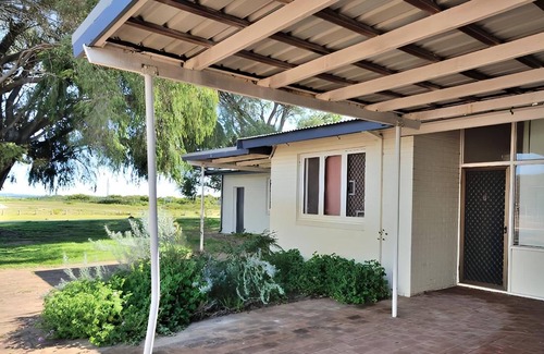 Rockingham Apartamento | Beach holiday unit 1min from the beach with a garden and an office!