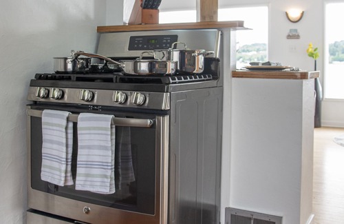 Bremerton Casa | Beach Home w/King & Queen bed + Wi-Fi see Whales/Eagles Minutes to Seattle Ferry