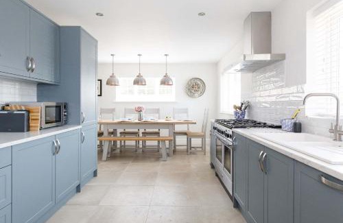 East Wittering Casa | Beach house for 10 with hot tub & garden