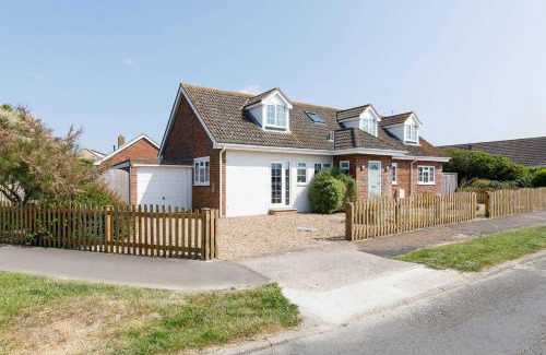 East Wittering Casa | Beach house for 10 with hot tub & garden
