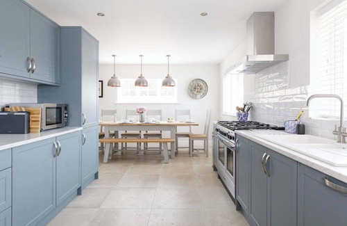 East Wittering Casa | Beach house for 10 with hot tub & garden