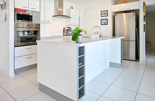Warana Casa | Beach House Getaway - Stylish, Kms of Beach ZA1