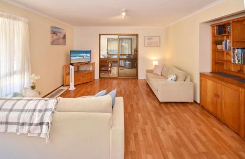 Warana Casa | Beach House Getaway - Family & Pets ZB6