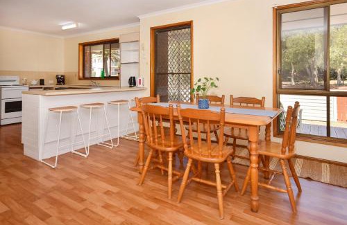 Warana Casa | Beach House Getaway - Family & Pets ZB6