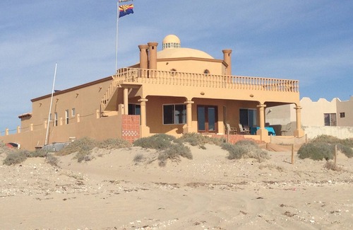 Puerto Peñasco Casa | Frente a la playa en la playa más bonita en Peñasco 6 dormitorios, 4 cuartos de baño, 20 pies Dome Techos