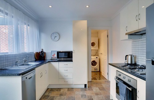 Glenelg South Casa | "Beach & Pines" Glenelg | 3BR ♡ Wifi ♡ Courtyard