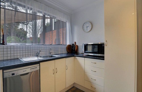 Glenelg South Casa | "Beach & Pines" Glenelg | 3BR ♡ Wifi ♡ Courtyard