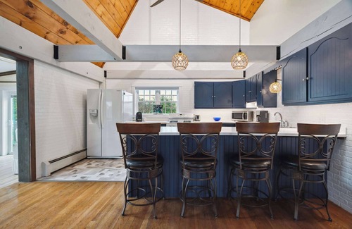 Newbury Casa | Beach Plum Cottage | Steps to Beach | Loft | A/C