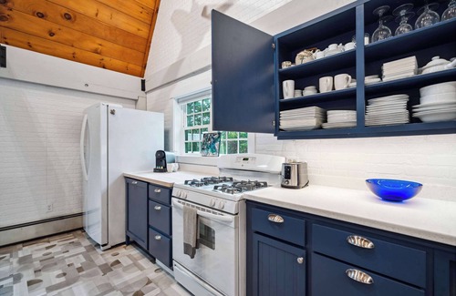 Newbury Casa | Beach Plum Cottage | Steps to Beach | Loft | A/C