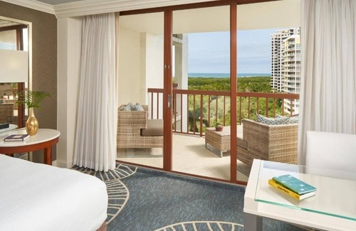 Pelican Bay Complejo | Beach Resort Stay Perfect for Romantic Getaways | Scenic Sunset at Your Room