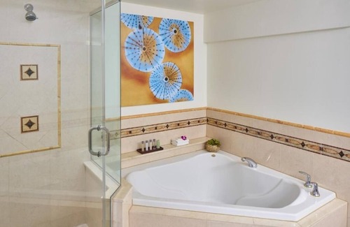 Pelican Bay Complejo | Beach Resort Stay Perfect for Romantic Getaways | Scenic Sunset at Your Room