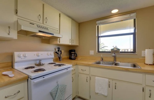 Port Charlotte Condominio | Beach Retreat w/ Pool & Fishing Dock