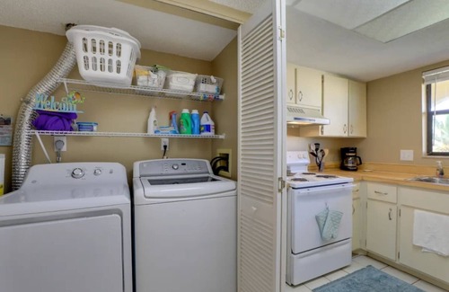 Port Charlotte Condominio | Beach Retreat w/ Pool & Fishing Dock