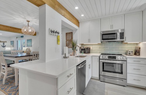 Saint Helena Island Condominio | Beach Therapy! - Condo on Harbor Island, E Building