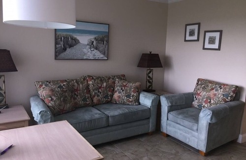 Beau Jeans Of Melbourne Beach Complejo | Beach Time Retreat: Enjoy the Comforts of Coastal Living