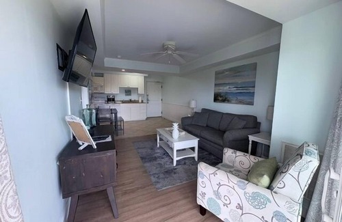 North Litchfield Beach Condominio | Beach Vibes 1BR Condo in Litchfield - Pet Friendly