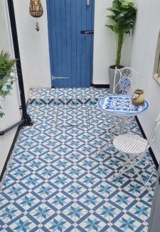 Folkestone Casa | Beach View, A Stunning 4 Bedroom House Opposite The Sea! Sleeps 10! Families, Friends, Contractors and Pets Welcome!