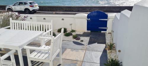 Folkestone Casa | Beach View, A Stunning 4 Bedroom House Opposite The Sea! Sleeps 10! Families, Friends, Contractors and Pets Welcome!