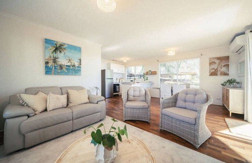 Aldinga Beach Cabina | Beach View Bliss~Stunning sunsets.King bed.Netflix