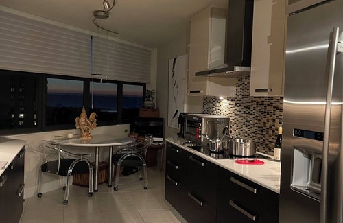 Pelican Bay Condominio | Beach view condo with beach access.