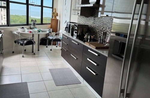 Pelican Bay Condominio | Beach view condo with beach access.