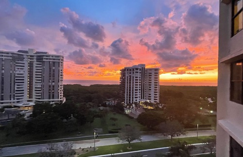 Pelican Bay Condominio | Beach view condo with beach access.