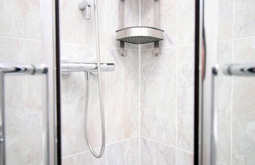 Castle Apartamento | Beach Walk House, SA1, by Stay South Wales - Free WiFi & Parking - Business stays