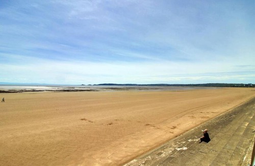 Castle Apartamento | Beach Walk House, SA1, by Stay South Wales - Free WiFi & Parking - Business stays