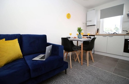 Castle Apartamento | Beach Walk House, SA1, by Stay South Wales - Free WiFi & Parking - Business stays